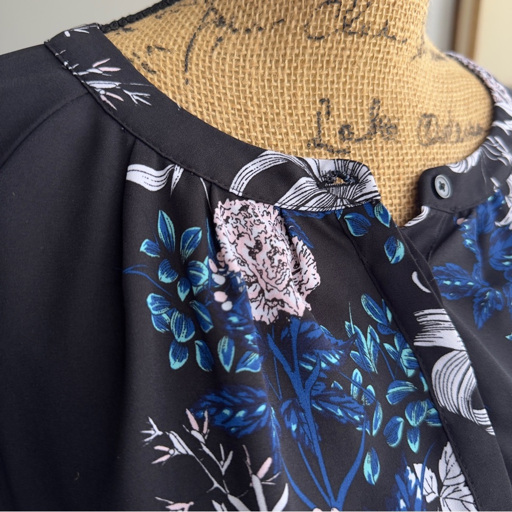 Banana Republic Black and Blue Floral Blouse - Picture 3 of 8